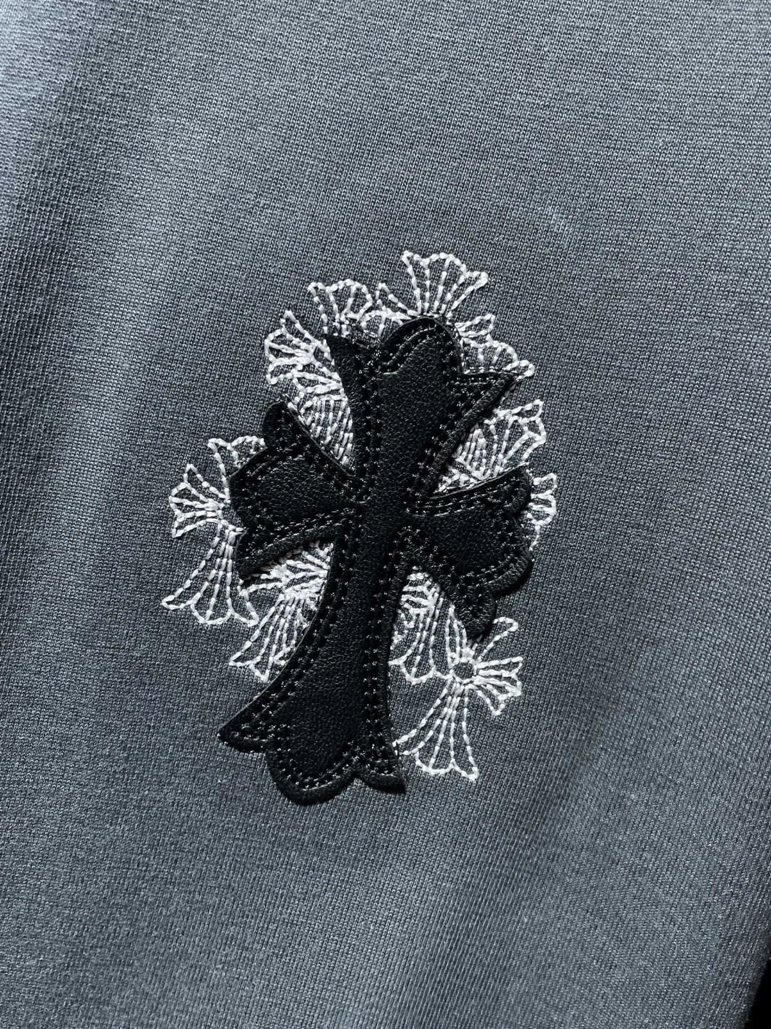 P170 New Chrome Hearts 25ss for summer. High-weight, environmentally friendly and high-quality top-grade fabric. 260g~285g. Short sleeves with Chrome cross and leather printing technology. High version embroidery➕leather version. Counter synchronization. Re-engraved version 1:1. Recommended colors: gray black. Size: S, M, L, XL.